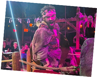 Photo de Hugo bonnement costumé en viking sur un spectacle de pirates paradise