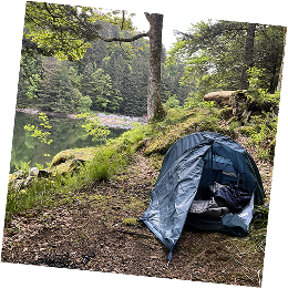 Photo dans la nature avec un tente