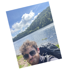 Selfi de Hugo Bonnement au bord d'un lac